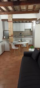 Una sala de estar con una mesa y una cocina. en Appartamento Centro Storico - Perugia, centro, en Perugia