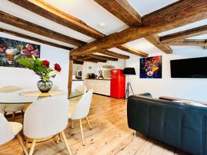 a living room with a table and a couch at AyCatcherHomes - BigLiving I 3 Bedrooms I 7 Persons I 2 Bathrooms I TopLocation I Old City Marburg I WLAN I Maisonette Boutique App LUNA in Marburg an der Lahn