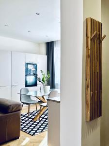 eine Küche und ein Esszimmer mit Tisch und Stühlen in der Unterkunft KIKI stay and art in Košice