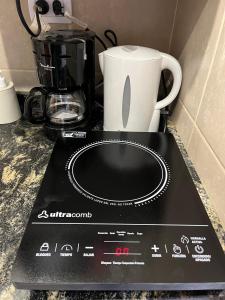 encimera con cafetera y taza en Ushuaia Suites Connect Point 2, en Ushuaia
