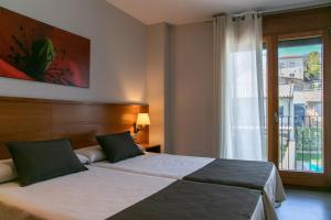 Posteľ alebo postele v izbe v ubytovaní Aparthotel Cal Marçal + 37 fotografií