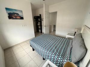 un dormitorio con una cama en una habitación en Hermosa casa céntrica en Playa del Carmen, en Playa del Carmen