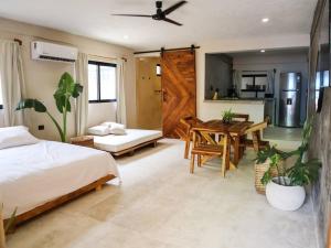 Postel nebo postele na pokoji v ubytování Cozy Tropical Suite for 1-4 Pp in Isla Mujeres