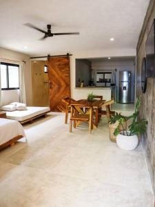 Postel nebo postele na pokoji v ubytování Cozy Tropical Suite for 1-4 Pp in Isla Mujeres