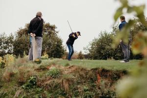 a group of men playing golf in a field at Parcpod Kapèlkeshof in Grashoek