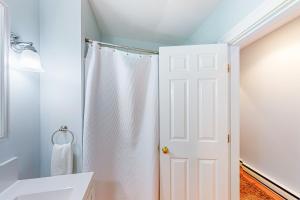 een badkamer met een douche en een witte deur bij Old Wharf Escape in Dennis Port +26 foto's
