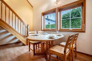 une salle à manger avec une table et des chaises et une fenêtre dans l'établissement Haus Albatros Wohnung 5, à Ostseebad Koserow 24 autres photos