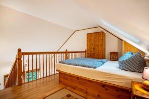 une chambre avec un lit sur un balcon dans l'établissement Haus Albatros Wohnung 5, à Ostseebad Koserow