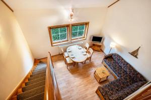 un salon avec une table et un canapé dans l'établissement Haus Albatros Wohnung 5, à Ostseebad Koserow