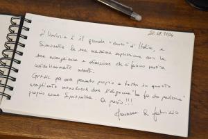 a piece of paper with handwriting on it on a desk at La Piazzetta, monolocale signorile nel cuore del Centro Storico in Perugia