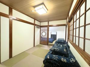 东京Family House 蕾 池袋徒步圈全新装修日式户建民宿的一间有三张床的房间,墙上有时钟