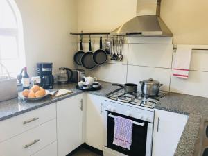 Η κουζίνα ή μικρή κουζίνα στο Chic studio nestled in a lovely garden with pool - 2254