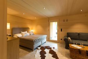 a bedroom with a bed and a couch at Ferienloft Waldblick in Schwarzenberg