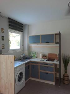 Kuchyň nebo kuchyňský kout v ubytování StudiOasis