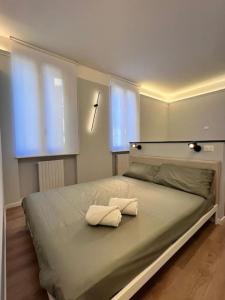 a bedroom with a bed with two towels on it at Comfort moderno centro città in Ancona