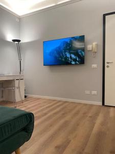 a living room with a flat screen tv on a wall at Comfort moderno centro città in Ancona