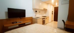 Televisor o centre d'entreteniment de Skyhouse BSD 2 Bedroom & Studio Apartments - Perfect for ICE BSD Events