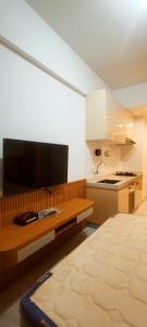 Cuina o zona de cuina de Skyhouse BSD 2 Bedroom & Studio Apartments - Perfect for ICE BSD Events