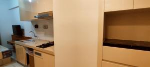 Cuina o zona de cuina de Skyhouse BSD 2 Bedroom & Studio Apartments - Perfect for ICE BSD Events