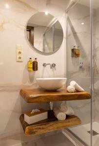 a bathroom with a sink and a mirror at O Fogar da Pequena Galia in Caldas de Reis