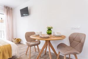a dining room with a table and two chairs at Estudio Bianca in L'Escala