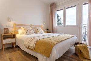 a bedroom with a large bed and a window at Estudio Bianca in L'Escala