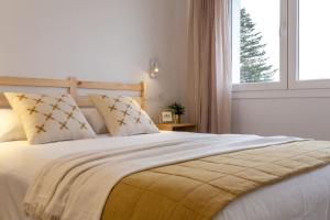 a bedroom with a large bed with a large window at Estudio Bianca in L'Escala