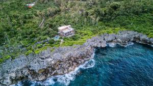 BurgosIzustarri的近海悬崖上房屋的空中景观