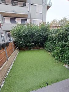 ein Hof mit grünem Rasen vor einem Gebäude in der Unterkunft Casa da Umberto in Parma