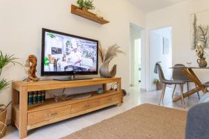 Televízia a/alebo spoločenská miestnosť v ubytovaní Apartamento Bohemia