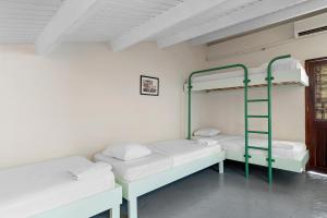The Ritz Hostel客房内的一张或多张床位