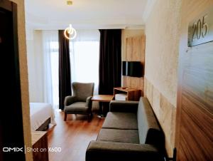 Una habitación de hotel con una cama, un escritorio y una silla. en Bayramoğlu Suite, en Darıca