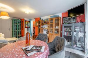 Perpustakaan di apartmen