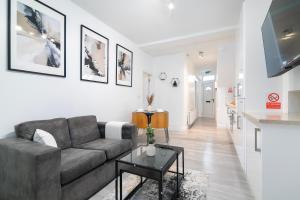 Μια τηλεόραση ή/και κέντρο ψυχαγωγίας στο Modern 3 Bedroom House Edgware