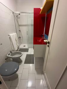 un piccolo bagno con un water e un lavandino di Dias Incríveis na Costa da Caparica a Quinta de Santo António