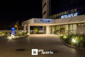 een nachtzicht op een hotel in de nacht bij Complexo Heron Marinho in Campina Grande