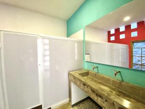 圣玛尔塔Imagine hostel的带浴缸和水槽的浴室 更多67张照片