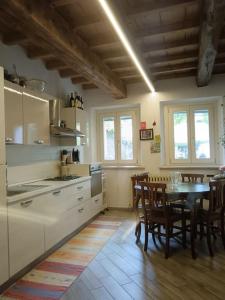 a kitchen with a table and a dining room at Casa Artemisia lungo il fiume con giardino privato in Marcaria