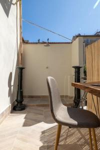 una silla sentada en un balcón con una mesa en Casa Bacco, en Florencia