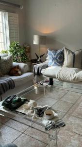 Khu vực ghế ngồi tại 2 The Villas