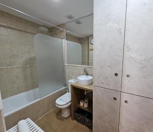 シエラネバダにあるImeda tríplex Buenavistaのトイレ、洗面台、鏡のあるバスルーム +16枚の写真