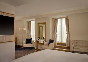 Cama ou camas em um quarto em The College Green Dublin Hotel, Autograph Collection