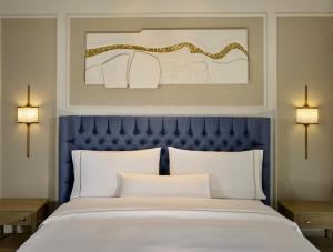 Cama ou camas em um quarto em The College Green Dublin Hotel, Autograph Collection