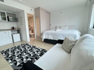 Postel nebo postele na pokoji v ubytování M N Flats Apartamento Dentro Do Hotel Av Ibirapuera 2534