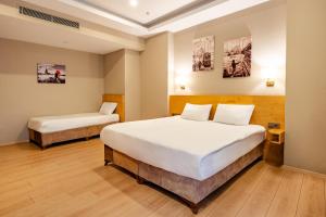 a bedroom with two beds in a room at Beyoglu MLS Hotel in Istanbul
