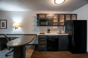 Kuchyň nebo kuchyňský kout v ubytování Sonesta Simply Suites Fort Worth
