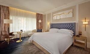 Cama ou camas em um quarto em The College Green Dublin Hotel, Autograph Collection