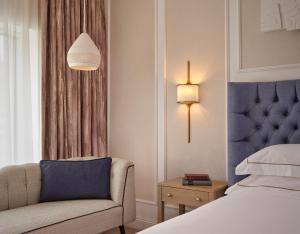 Cama ou camas em um quarto em The College Green Dublin Hotel, Autograph Collection