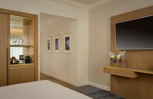 Uma TV ou centro de entretenimento em The College Green Dublin Hotel, Autograph Collection