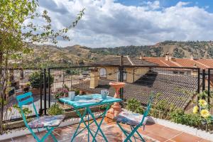 a patio with a table and chairs on a balcony at Casa rural VISTABLANCA en una sola planta con bonitas vistas y piscina - Junto a la capital y la Alhambra in Cenes de la Vega